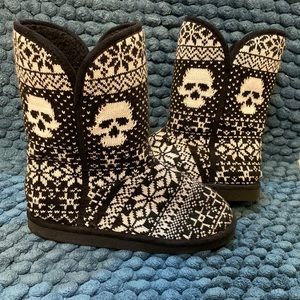 Women’s fleece skull booties